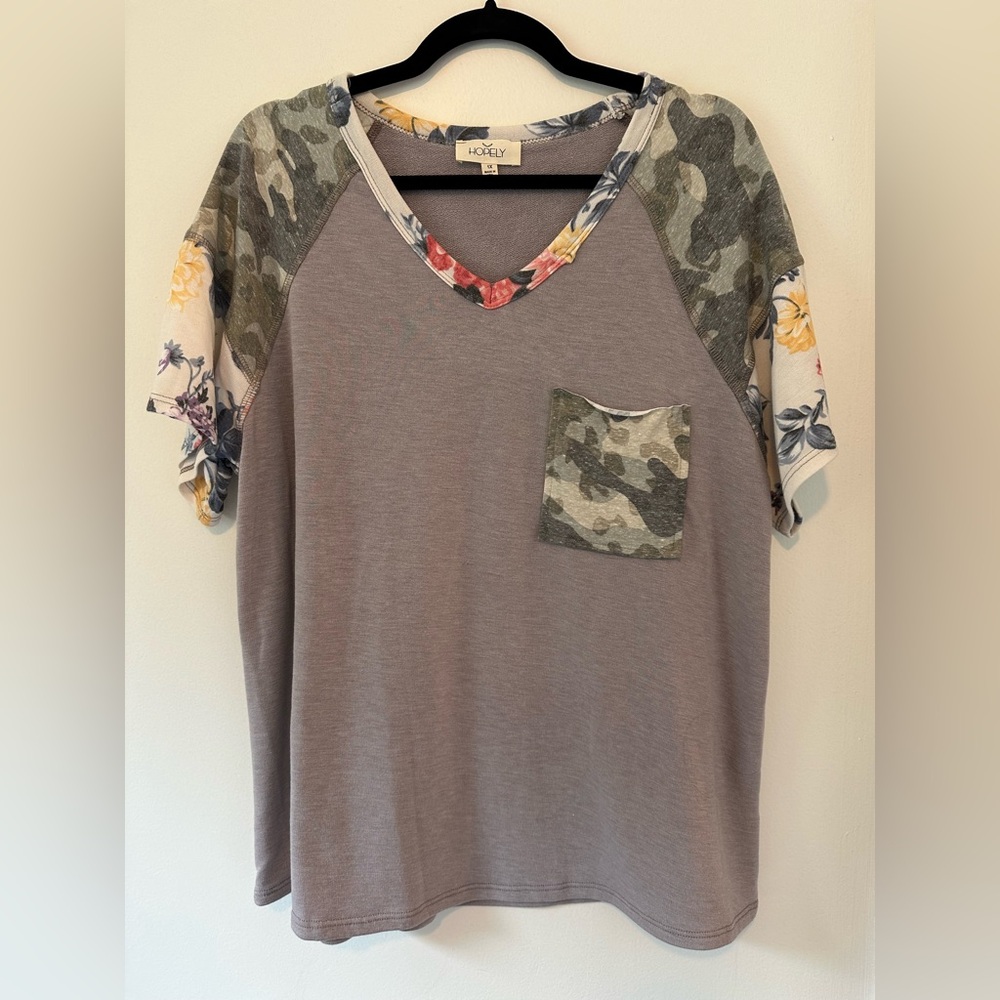 NWOT Hopely V-Neck Varsity Style Top with Camo & Floral Accents Size 1X